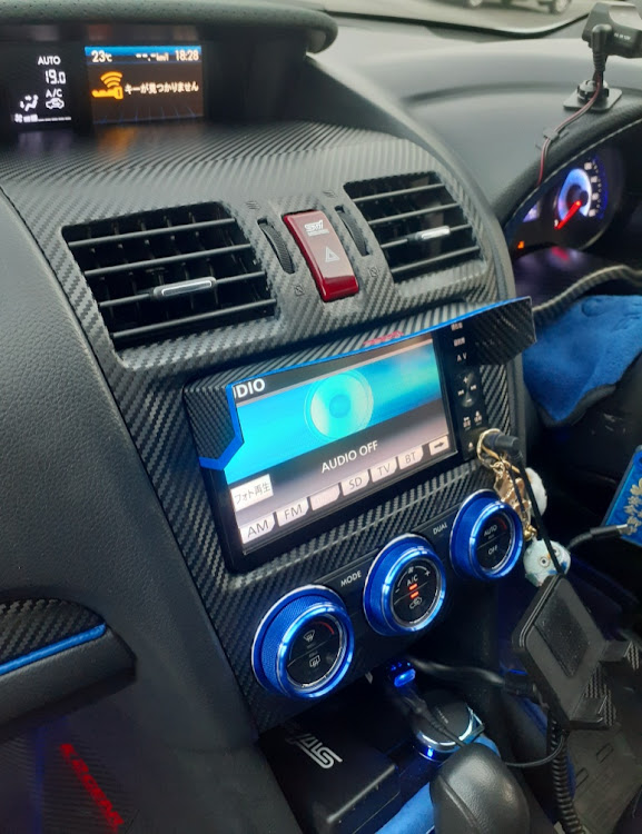 XVのSUBARU・XV HYBRID・US SUBARU・インパネ カーボンシート・エンブレム フィルム貼りに関するカスタム事例の投稿画像2枚目