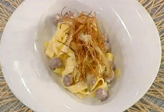 Pappardelle con salsiccia, crema allo zenzero e carciofi fritti