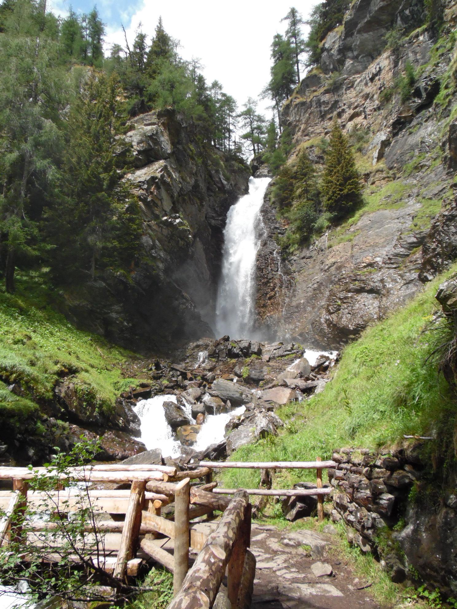 Cascata impetuosa di joysphoto