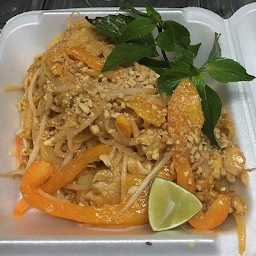S10. Thai Style Stir Fried Noodle 🥜 
