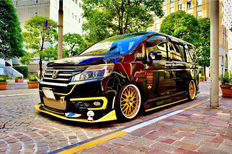 ステップワゴンスパーダのステップワゴン・黒金Style・愛車撮影・ピックアップに関するカスタム事例の投稿画像2枚目