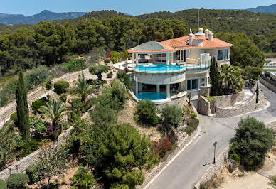 Seaside villa with pool and garden 4