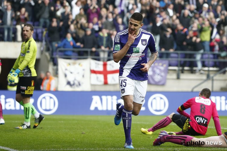 Betrapt! Vrouwelijke Standard-fan likt zoals Mitrovic