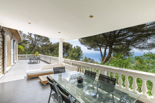 Villa with pool 3