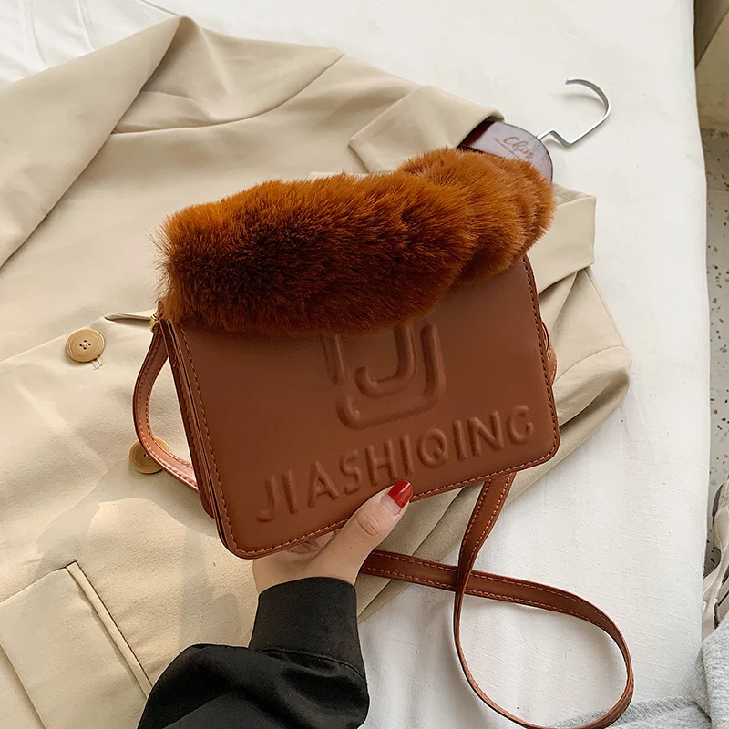 Sac à Main Carré en Peluche avec Motif en Relief et Bandoulière, Élégance et Praticité pour Transporter Vos Essentiels.