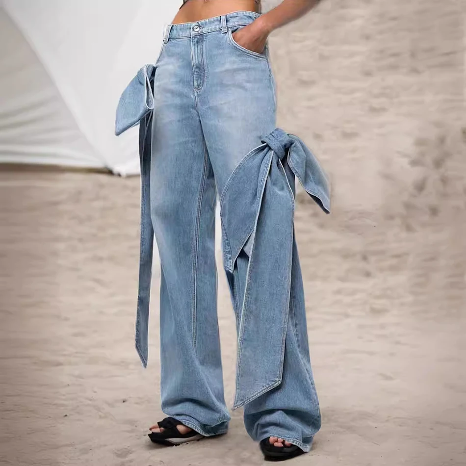 Dames jeans met wassing, distressed effect, stiksels en strik, wijde pijpen voor een casual en trendy look, comfortabel en stijlvol.