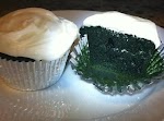 Green Velvet Cupcakes with Irish Cream Cheese Frosting was pinched from <a href="http://www.facebook.com/photo.php?fbid=514720078571257" target="_blank">www.facebook.com.</a>