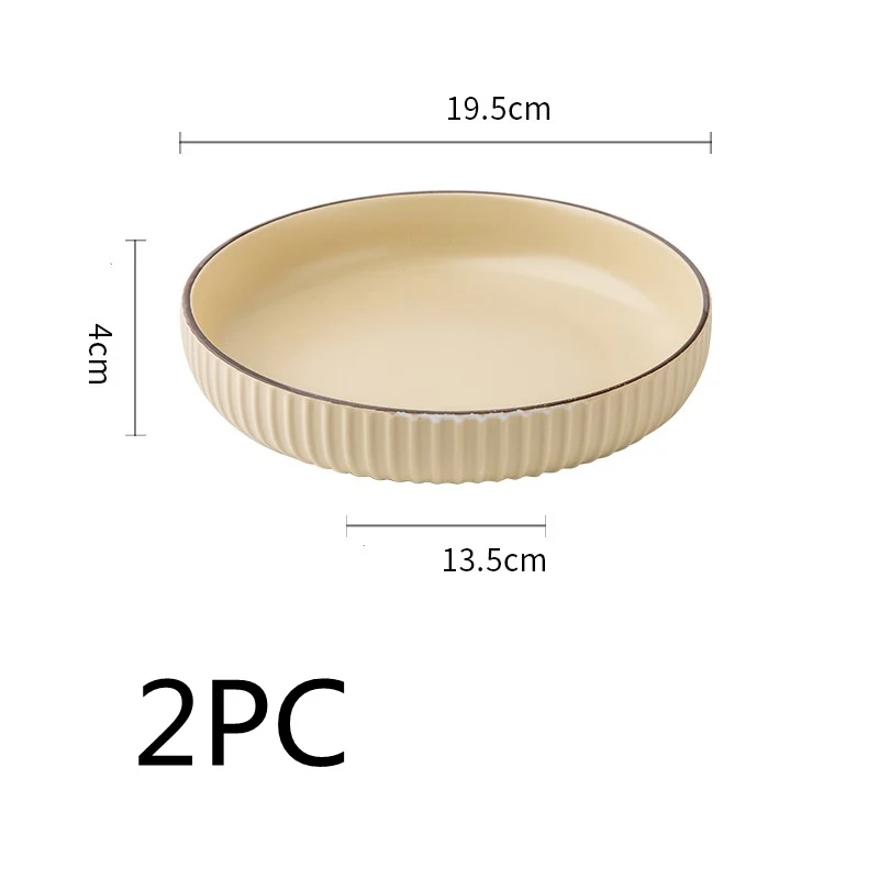 Assiette vintage en céramique pour sautés et salades, légèrement dissimulante. Servez vos plats avec style et raffinement.