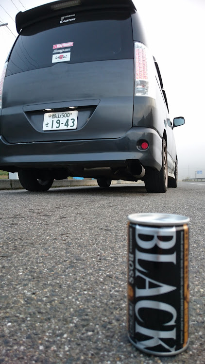 ヴォクシーの缶コーヒーと愛車・パンチラに関するカスタム事例の投稿画像1枚目