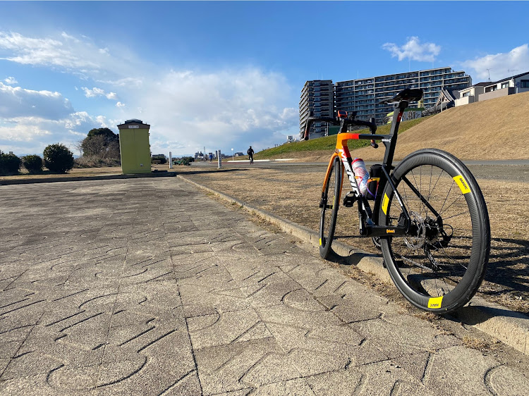 masaさんが投稿した多摩川河川敷・カーボンホイール・ロードバイク・ストレス発散！に関するカスタム事例の投稿画像1枚目