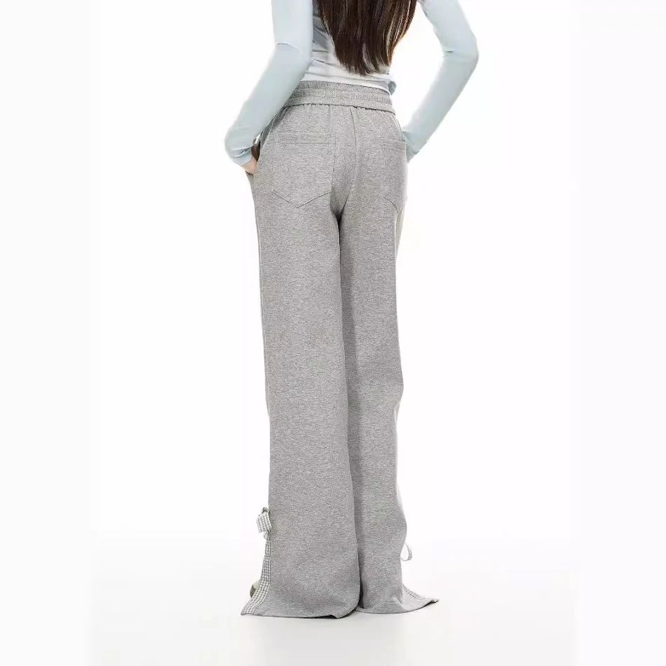Pantalones deportivos con tirantes bordados y lazo para mujer Comodidad y estilo combinados Perfecto para el ocio y un look moderno Disfruta de la suavidad y elegancia.