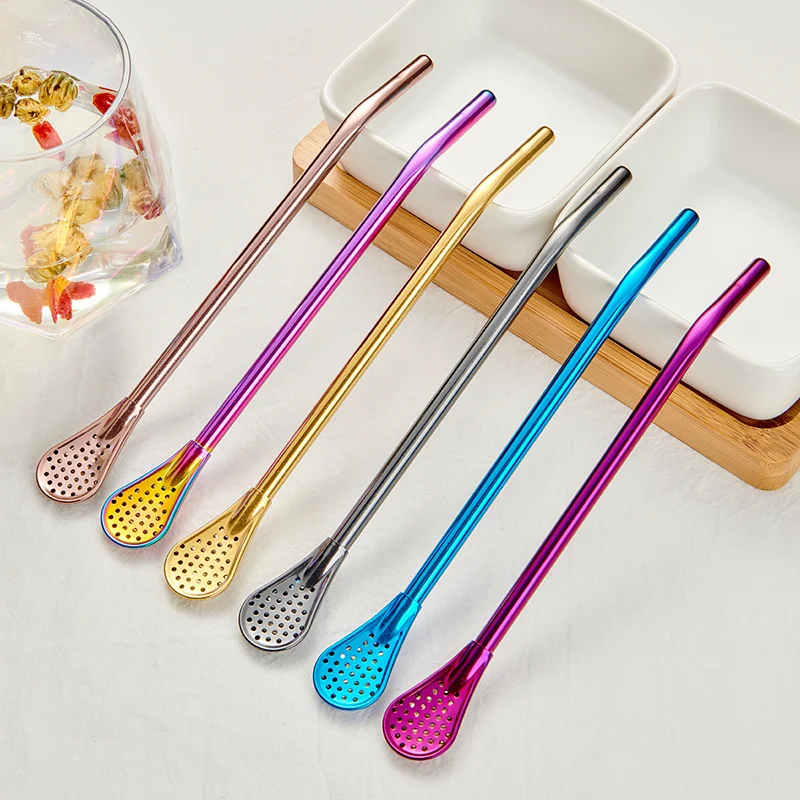 Paslanmaz çelik filtre pipetli karıştırma kaşığı. İçeceklerinizi şık ve pratik bir şekilde karıştırmak ve yudumlamak için ideal.