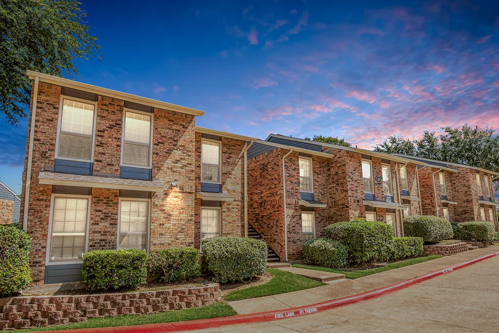 Oak Tree Condominium Apartments exterior of the apartment buildings