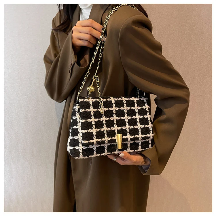 Veelzijdige crossbody schoudertas met ruitjes en ketting. Stijlvol en praktisch voor dagelijks gebruik, ideaal voor elke gelegenheid en outfits.