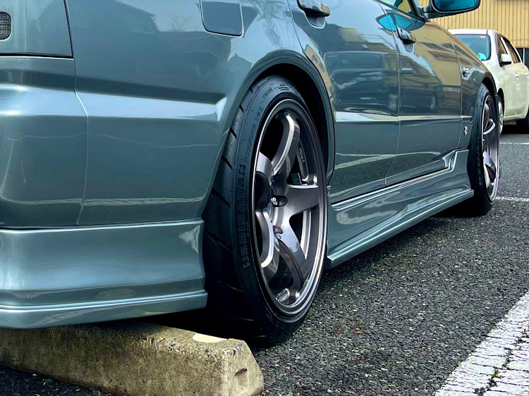 スカイラインのシバタイヤ・ながら洗車・ディープベース・下地処理・ブリヂストンタイヤワックスに関するカスタム事例の投稿画像1枚目