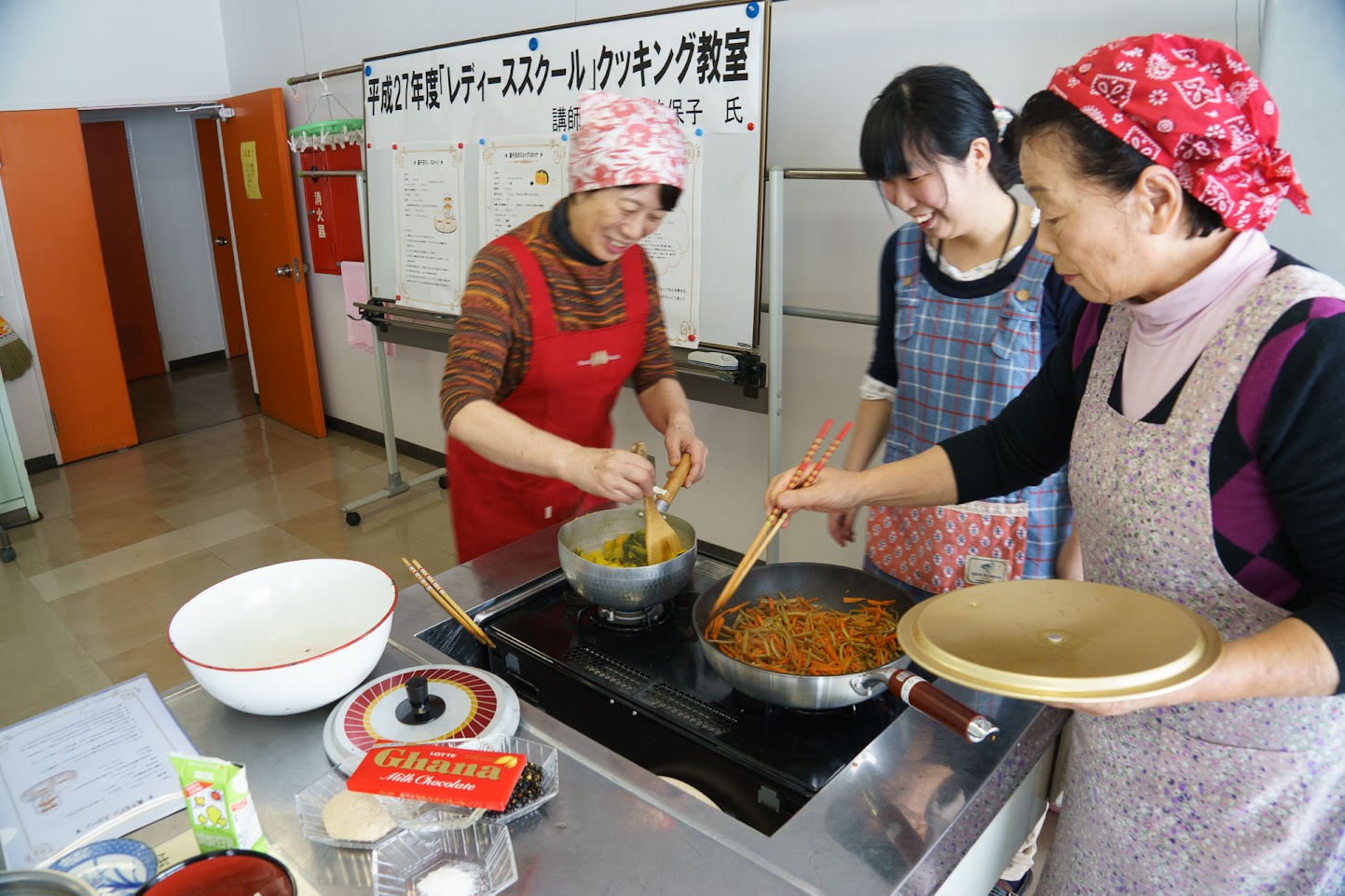 きんぴらごぼうを味付けながら柔らかく炒めます