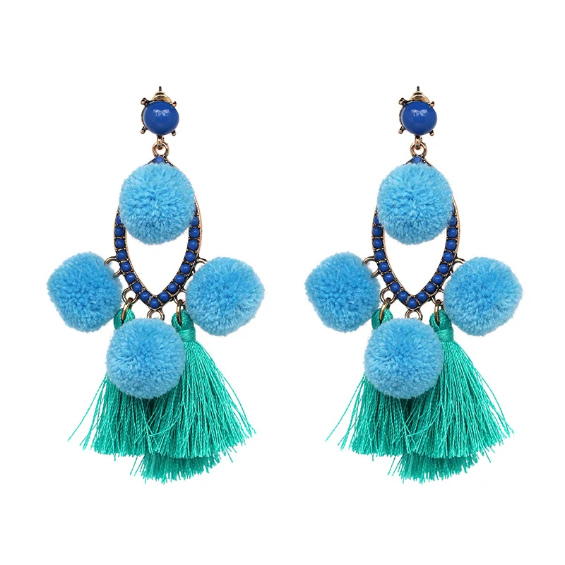 Boucles d'oreilles à pompon et boule en peluche, adorables et originales, parfaites pour un look décontracté ou une soirée.