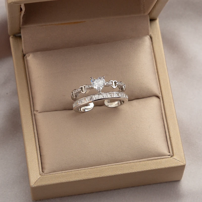 Damenring mit Zirkon-Herz und Strasssteinen, doppelreihig, offen, für Liebhaberinnen von funkelndem Schmuck, der Liebe symbolisiert.
