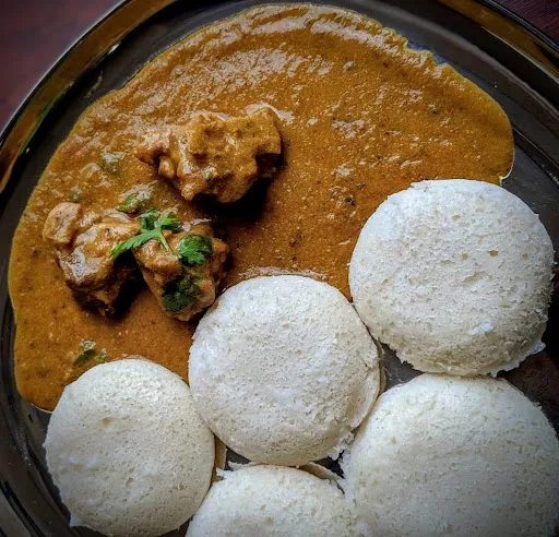 Idli Te Chicken Curry (2 Pieces)