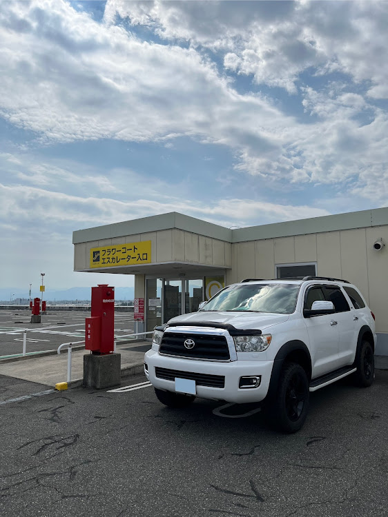 セコイアのUSトヨタ・セコイア・オバフェン・グリルマーカー取り付けに関するカスタム事例の投稿画像2枚目