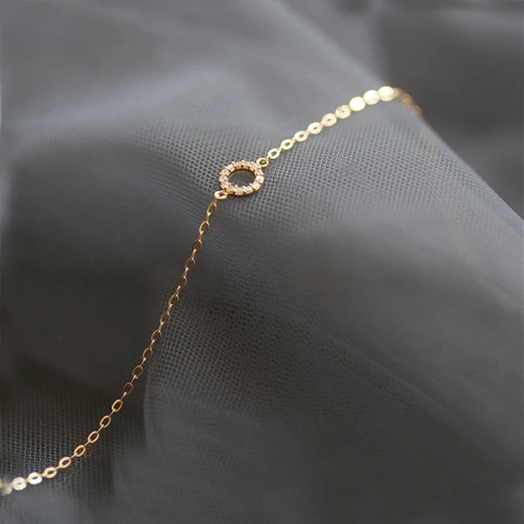 Elegante pulsera circular totalmente enjoyada para mujer, simple y con encanto. Un accesorio femenino para complementar cualquier atuendo.