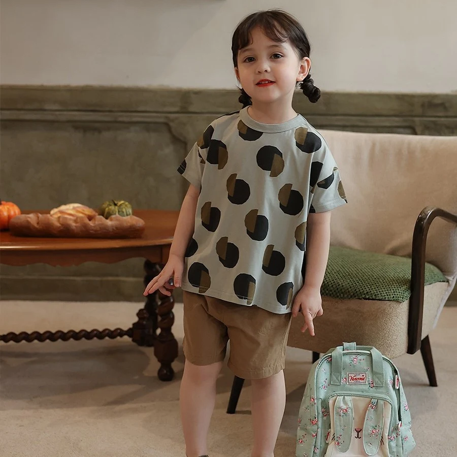 Camiseta ocidental de manga curta para bebê Conforto e estilo para seu pequeno. Perfeita para brincar e ocasiões especiais. Design moderno e ocidental.