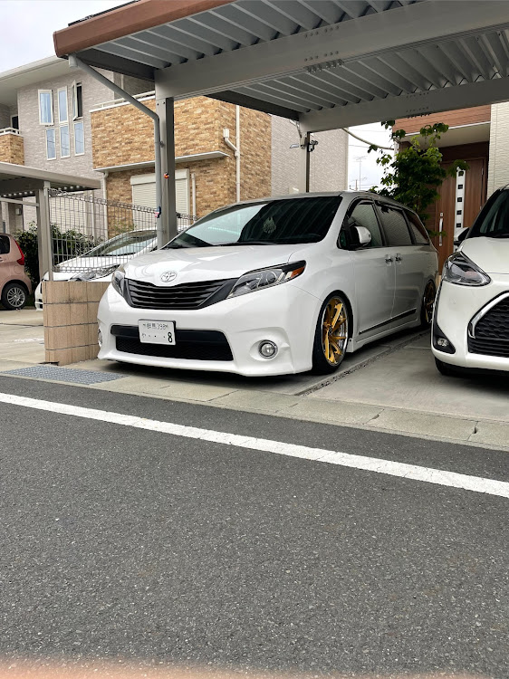シエナのサイドマーカーのある生活・車高調整・ホイール交換・車高下げすぎた。。に関するカスタム事例の投稿画像1枚目