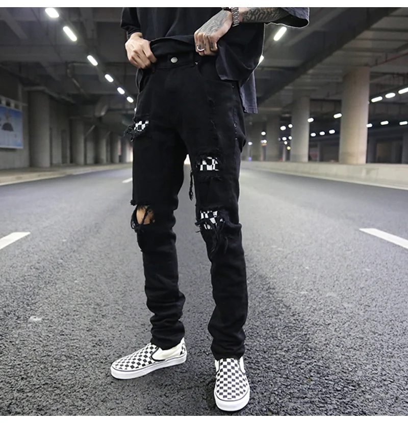 Petits jeans pour enfants et adolescents. Confortables, durables et parfaitement ajustés. Le jean idéal pour toutes les aventures quotidiennes.