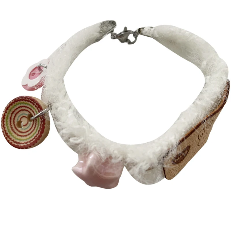 Brazalete con pespuntes de botón Estrella del Amor, elegante pulsera que combina estilo y artesanía para un look único y especial.