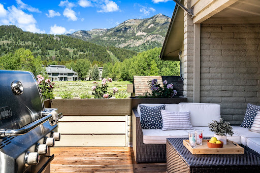 Prestige apartment / penthouse for sale in Wilson (United States) - Deck with furniture, grill, and mountain view
