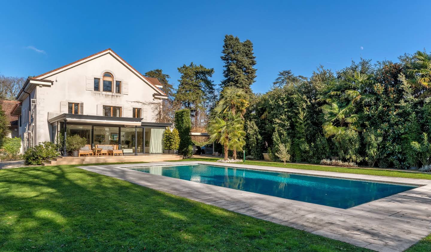 Villa with pool and garden Geneva