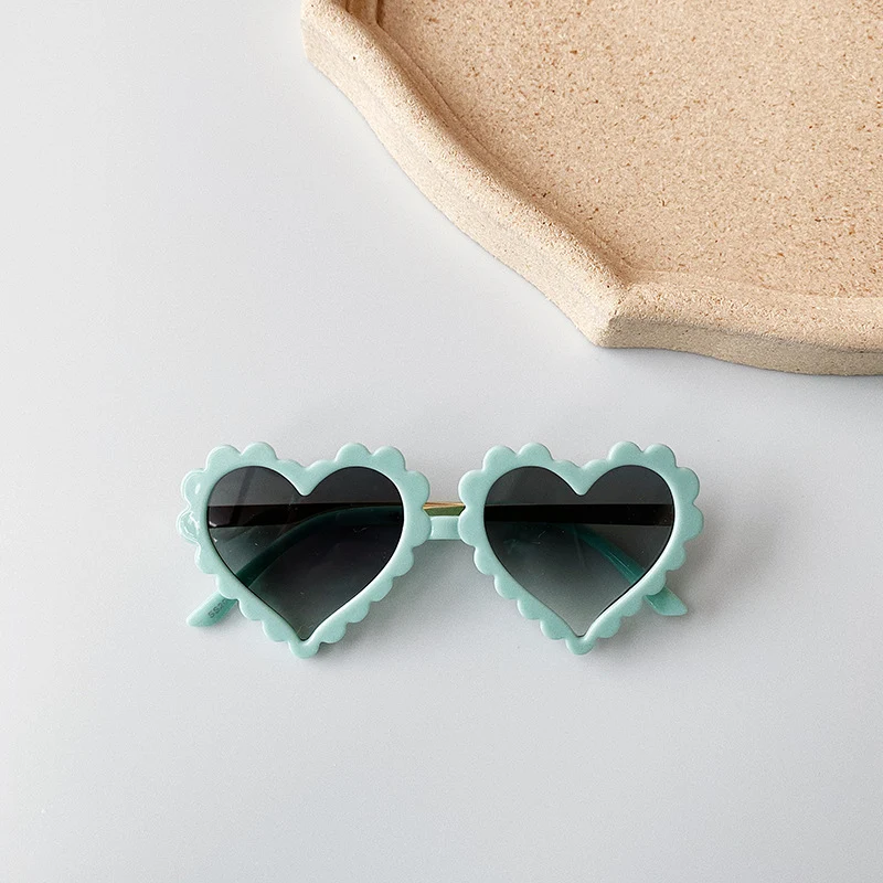 Óculos infantis fofos em formato de coração, tendência da moda. Proteção para os olhos e estilo adorável para crianças. Leve e confortável.