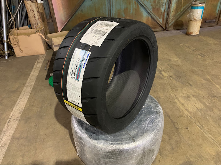 3シリーズ クーペの325/30R19・消しゴムみたいに減ったらどうしよう・ロードノイズがスゴイらしい・おかずお待ちしております。・タイヤ輸入に関するカスタム事例の投稿画像3枚目