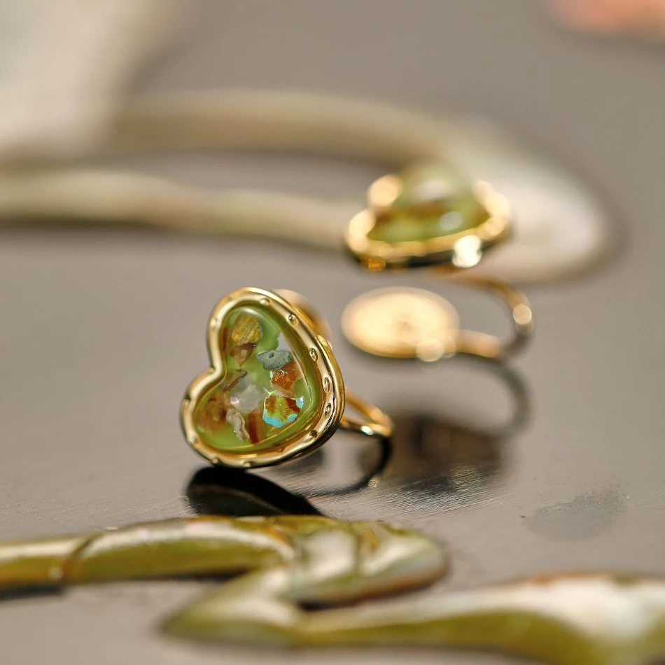 Boucles d'oreilles clous Super Fée Petit cœur d'amour vert clair, pour une touche romantique et discrète, parfaites pour tous les jours.
