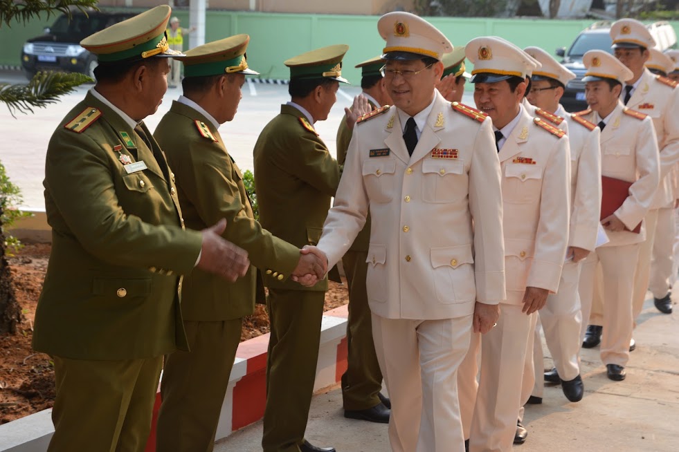 Công an tỉnh Xiêng Khoảng chào đón, bắt tay Đoàn đại biểu cấp cao Công an tỉnh Nghệ An đến khánh thành công trình trụ sở Công an tỉnh Xiêng Khoảng.