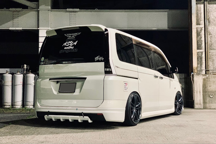 セレナの低そうで低くない少し低い車・やっぱりノーマルがいいね・でも外して片付けるのも・面倒くさいし、大変に関するカスタム事例の投稿画像3枚目