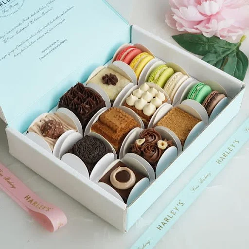 Pack Of 9 Medoviks And 6 Macarons