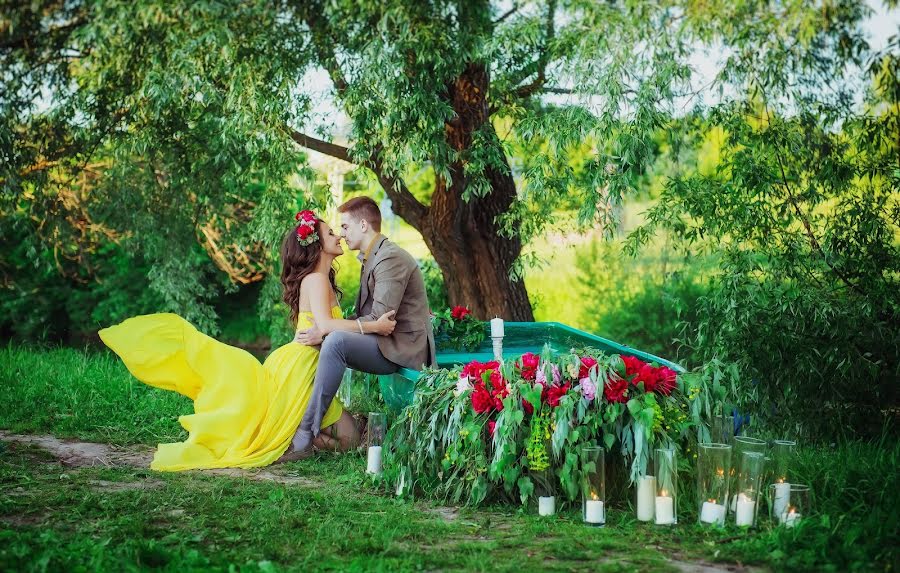 Bryllupsfotograf Irina Tikhomirova (bessonniza). Bilde av 11 januar 2016