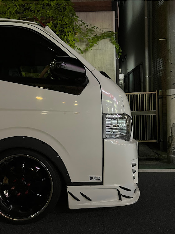 ハイエースバンのシャコタン風・ドアバイザー有り派・ドアバイザー無し派・どちらでも良い派🤣に関するカスタム事例の投稿画像1枚目
