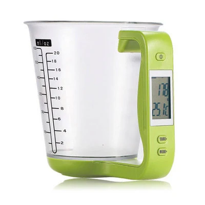 Taza medidora electrónica de cocina multifuncional con báscula integrada para medir y pesar ingredientes de comidas diarias.