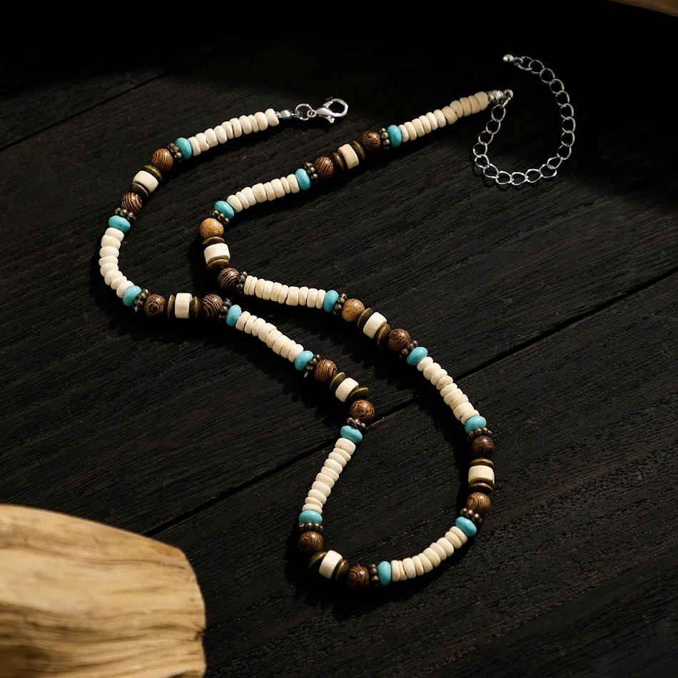 Collier bohème pour homme avec perles en bois et coutures, style ethnique, accessoire idéal pour un look décontracté et tendance, un bijou unique.