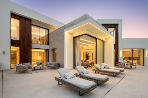Villa avec piscine et terrasse 2