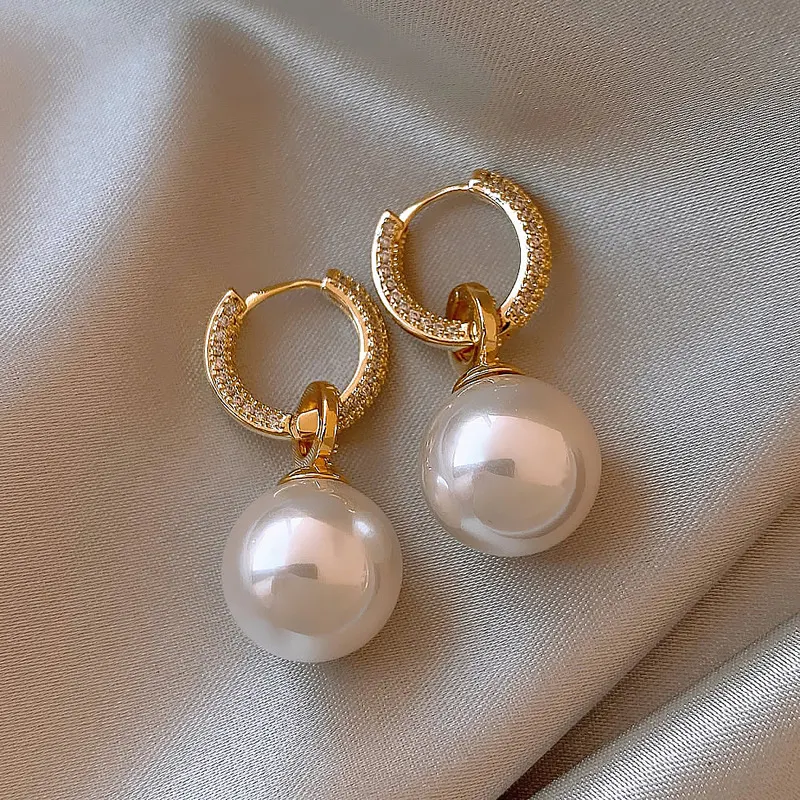 Title 7, Pendientes de perlas grises con circonitas incr...