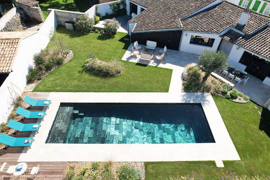 Villa avec piscine et jardin