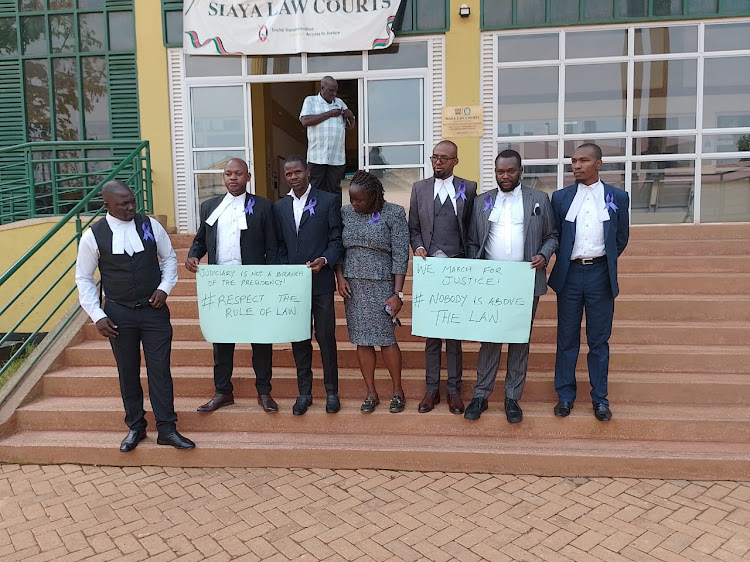 Some of the lawyers who practice in Siaya County protesting president William Ruto's alleged attacks on the independence of the judiciary on January 12, 2024. Amongst them are Leonard Okanda, Oduol Aluoch and Achanyo Onyango.