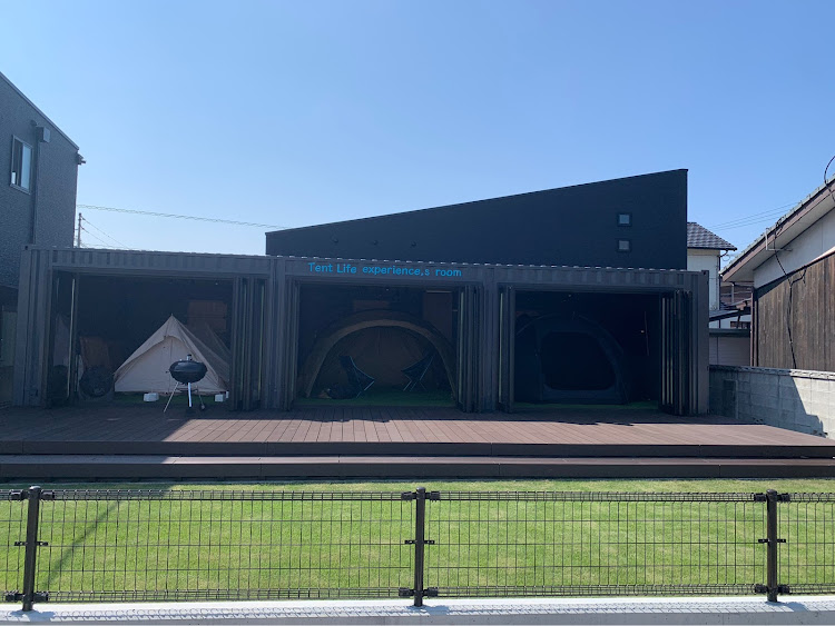 ジムニーの#コンテナハウスにテント3張設置・#新居浜アウトドアショップアーベントイヤーさんにテントをチョイスしてもらったよ・#芝刈りに関するカスタム事例の投稿画像1枚目