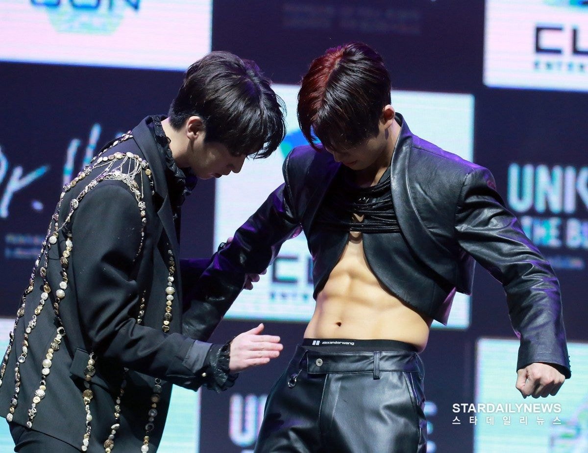 Pentagon S Hongseok Blessed Us All With His Sculpted Abs In A Sexy Leather Outfit For Their Comeback Kpophit Kpop Hit