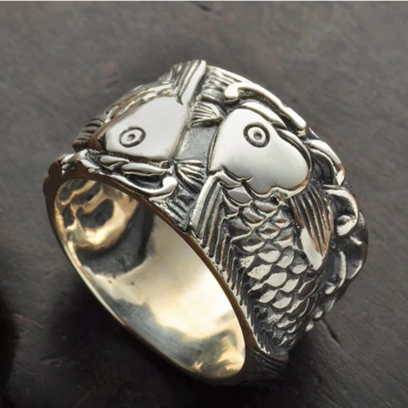 Bague homme pour le pouce, motif carpe et signe astrologique Poissons. Un accessoire unique pour affirmer votre style et personnalité.