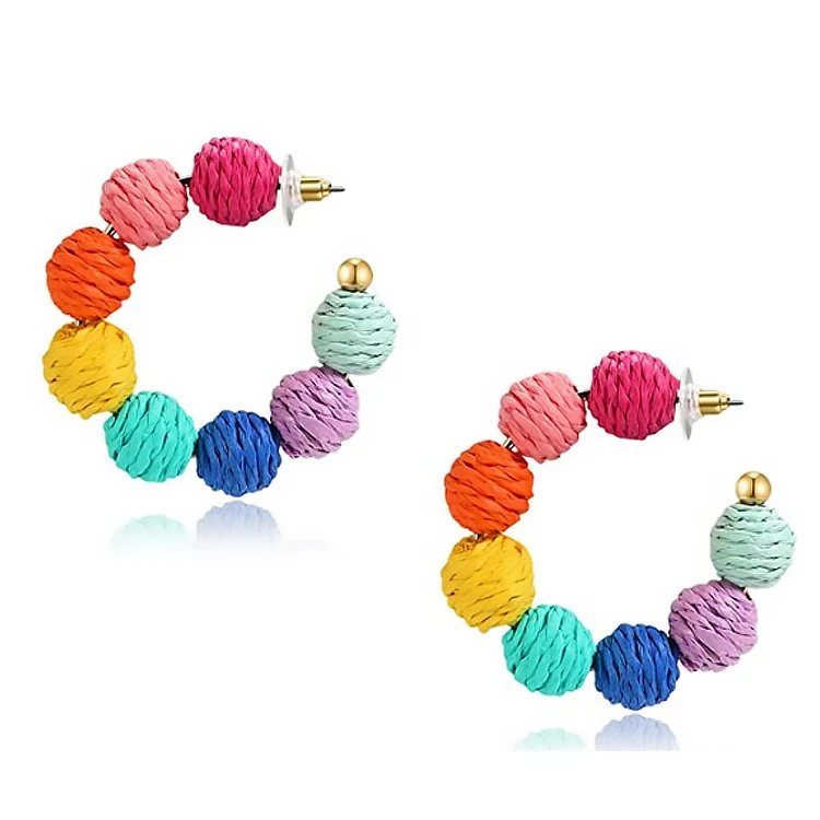 Zomerse C-vormige oorbellen van gekleurd raffia, perfect voor een vakantiestijl, lichtgewicht en trendy.