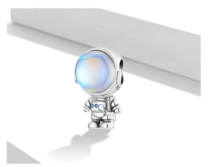Bracelet en argent sterling S925 avec perles astronaute mignonnes et zircon. Design simple pour une aventure spatiale, un bijou adorable et quotidien.